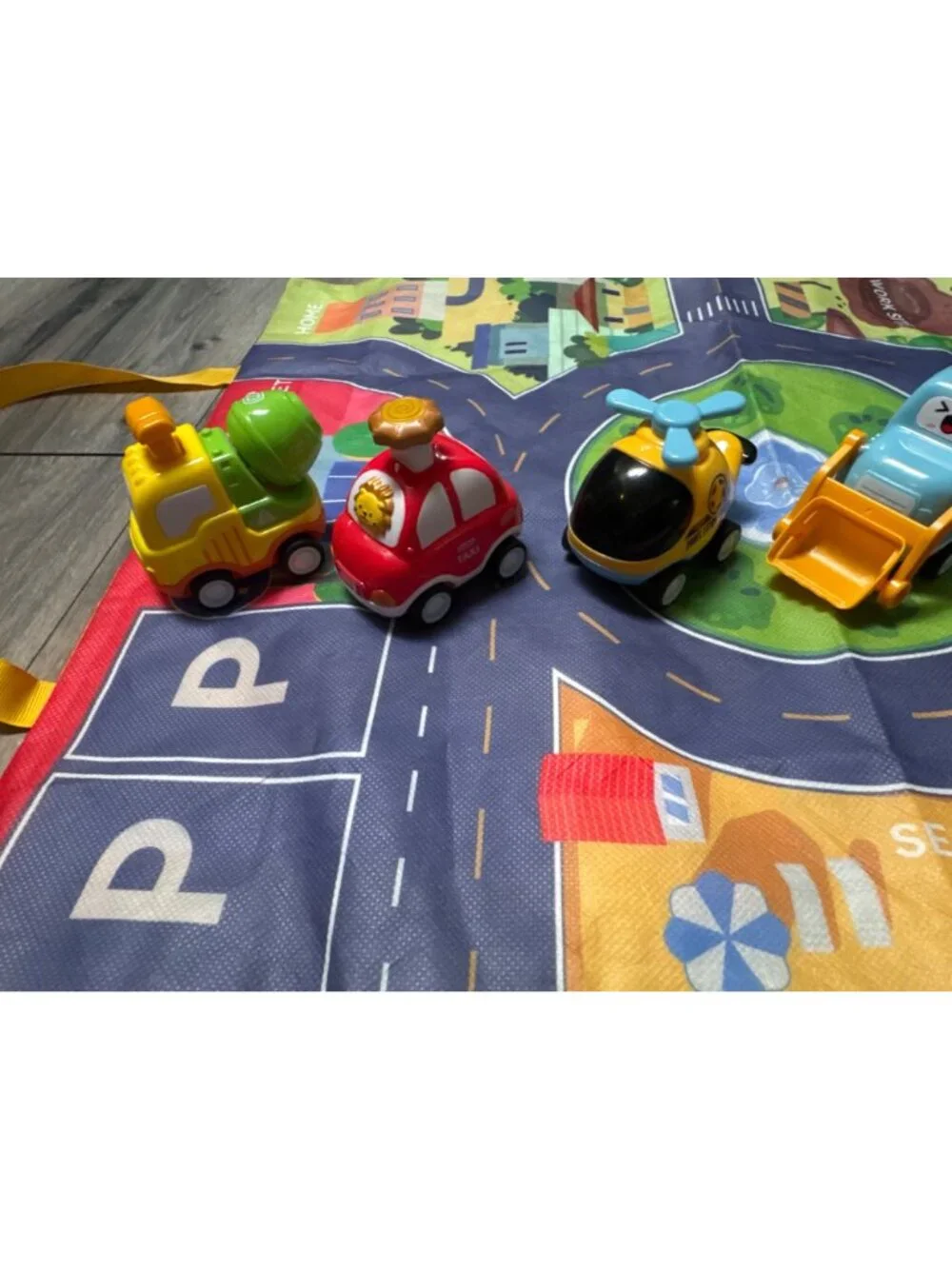 Haktoy Foldable City-Themed Play Mat With 6 Cartoon Toy Vehicles For Kids